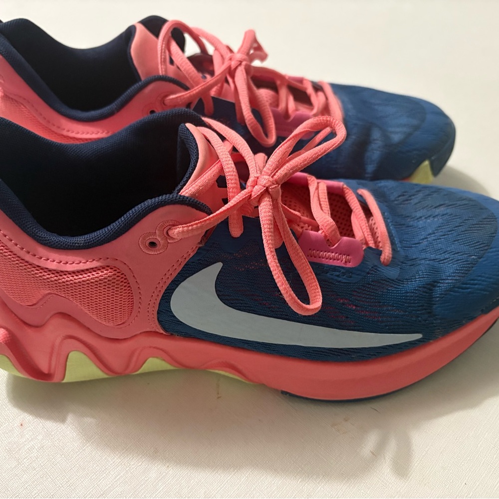 Nike Giannis Men’s Basketball Sneakers